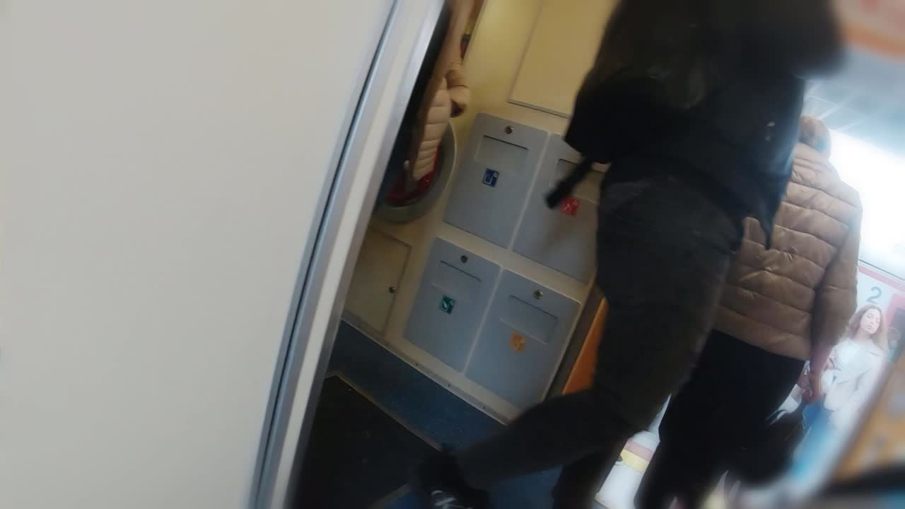 전철에서 내리는 사람들 - 바쁜 도시 교통