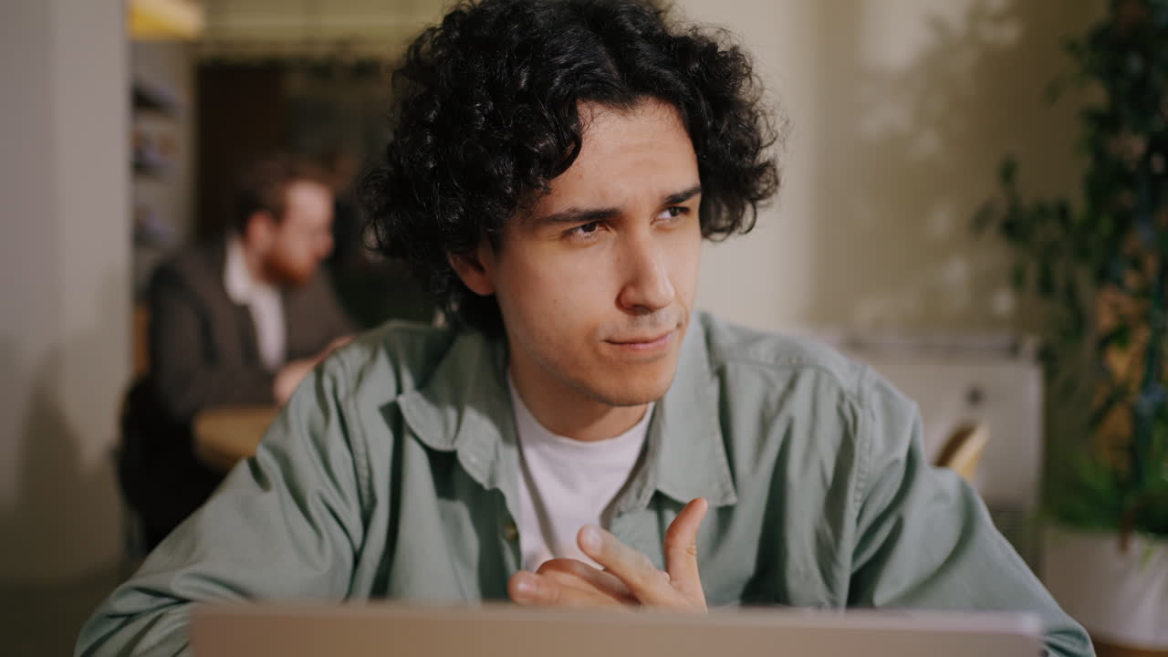 hombre trabajando en una computadora portátil en una cafetería