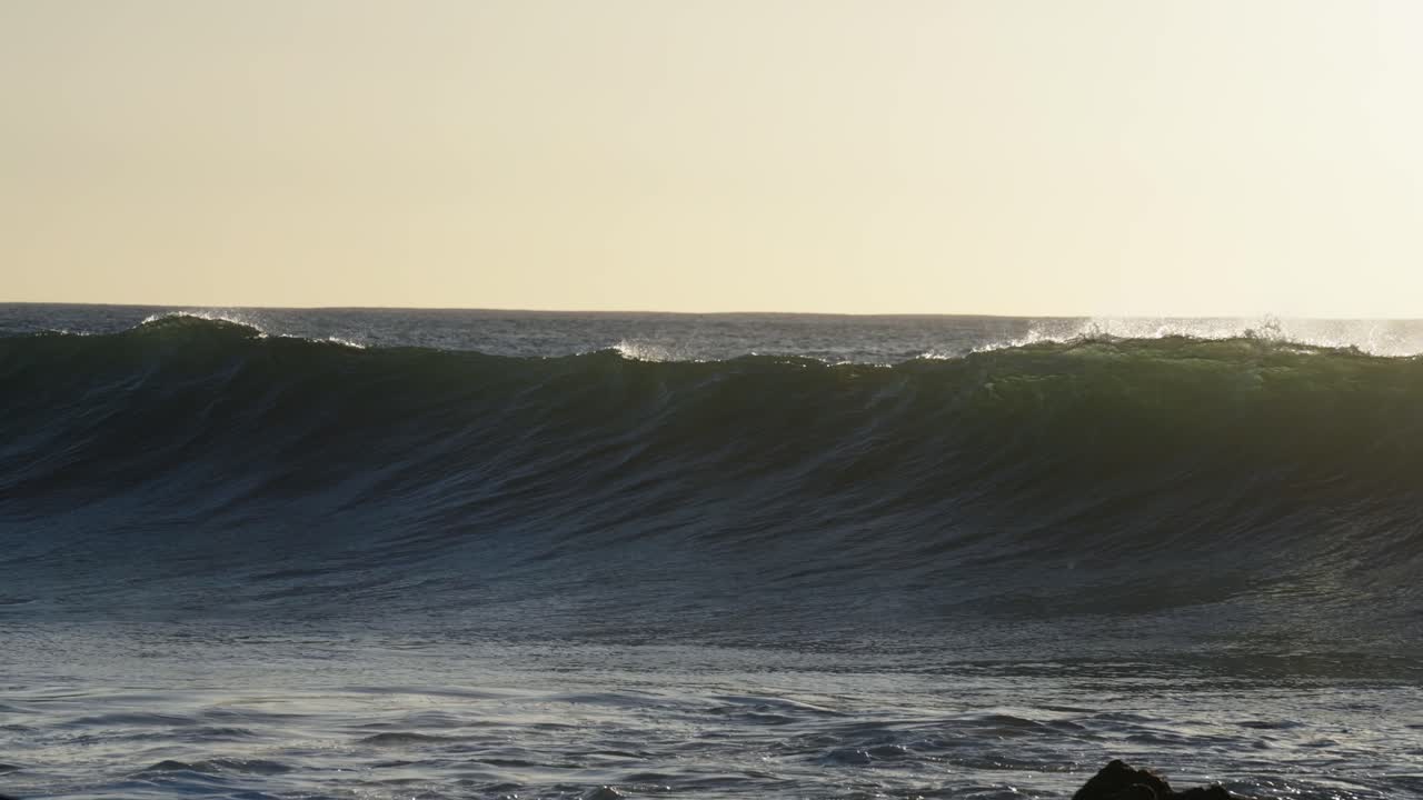 hermosas olas del océano en cámara lenta chocando y rompiendo en la orilla del mar en hawaii
