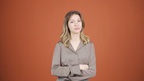 la joven a la que no le gustan las noticias que escucha no las aprueba.