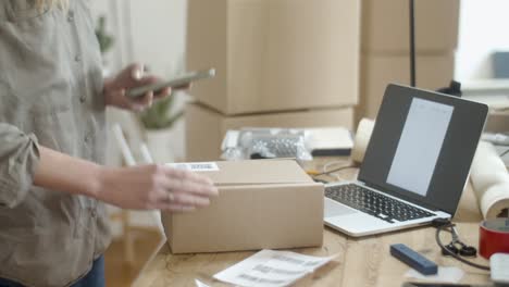 una mujer escaneando un producto usando un código qr