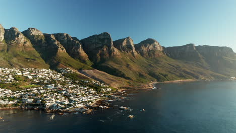 Panoramic-View-Of-Bakoven-Beach-With-Twelve-Apostles-Mountain-Range-In-Cape-Town,-South-Africa