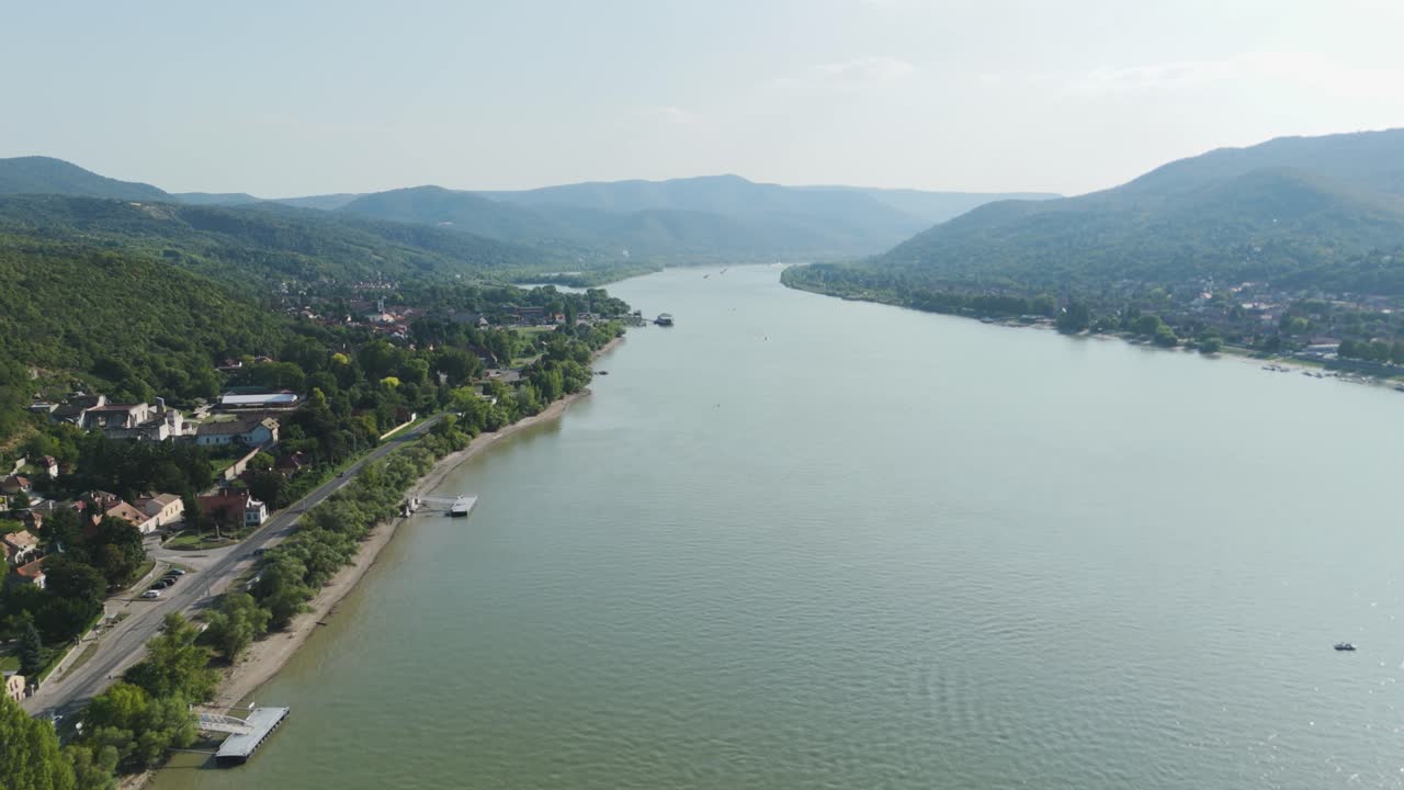 Vue aérienne de la vallée du Danube avec une ville riveraine près de Visegrád, Hongrie