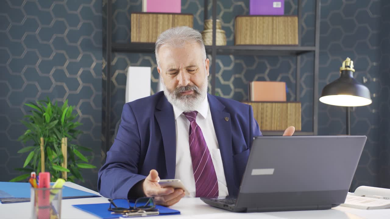 el hombre de negocios estresado está pensando.