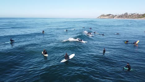 Surfistas-Alineados-En-El-Agua,-Encinitas