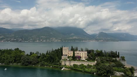 villa de la isla del garda en el lago de garda, italia