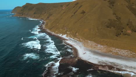 paisaje costero con olas y acantilados