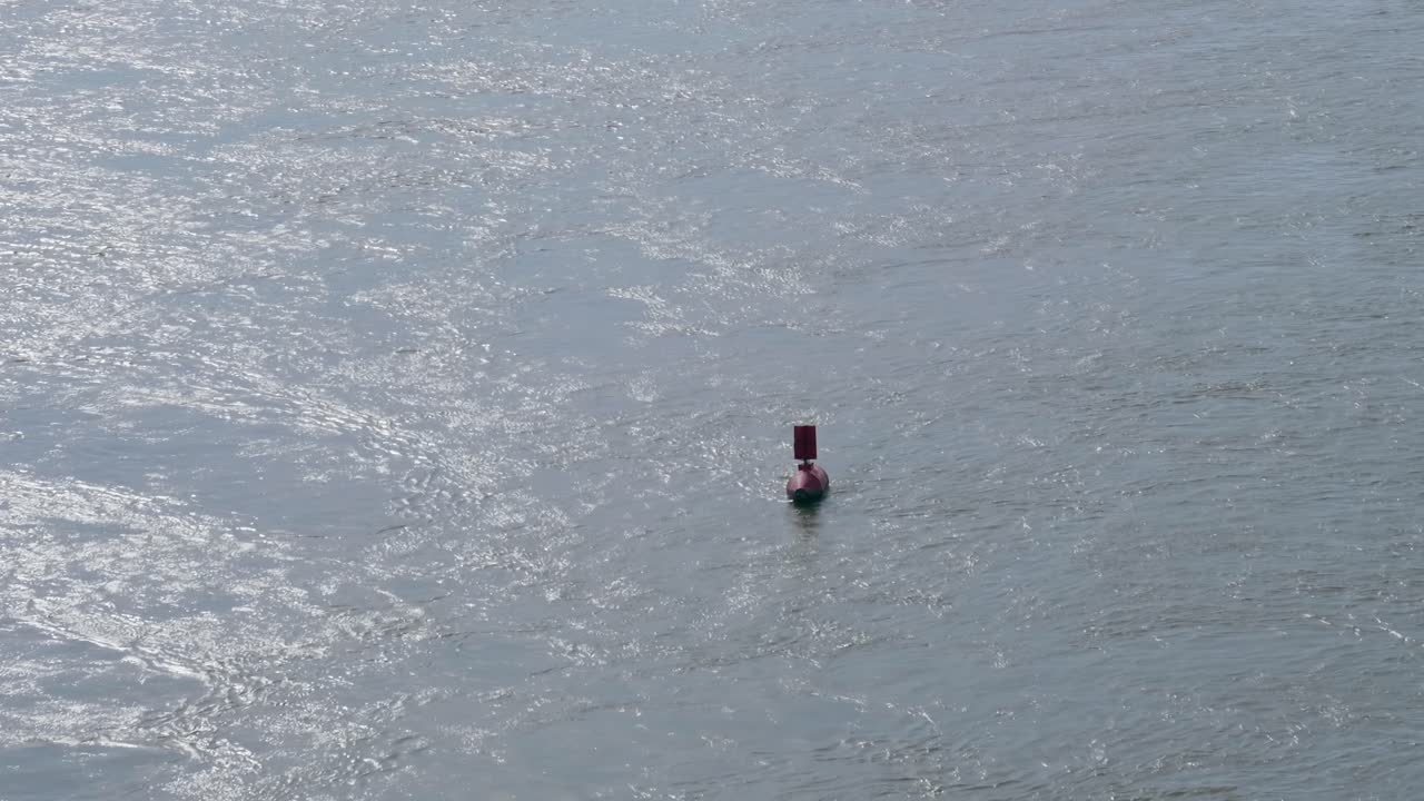 boya roja en el río danubio, budapest, hungría