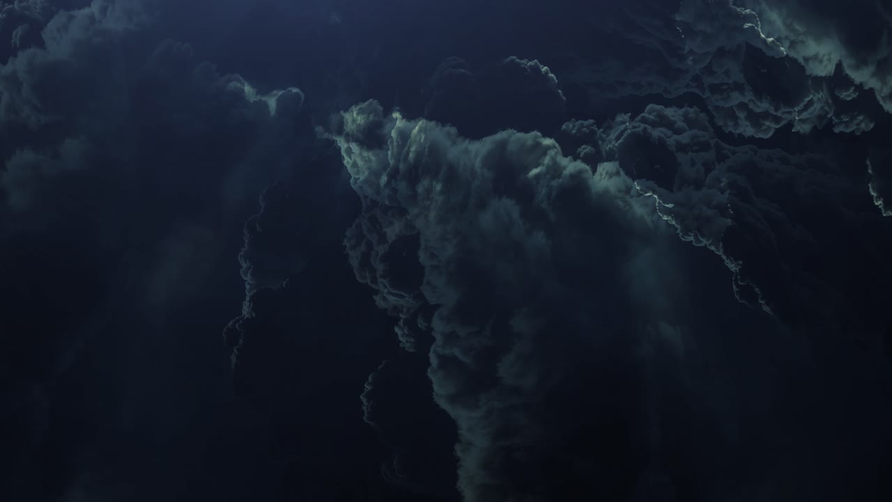 두껍고 어두운 적란운 구름 내부의 뇌우