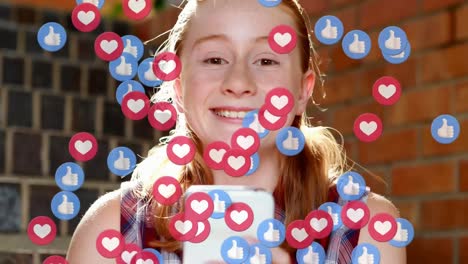 múltiples iconos de corazón y pulgares flotando contra una estudiante usando un teléfono inteligente
