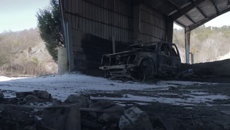 Imágenes-Deslizantes-De-Un-Espeluznante-Coche-Destrozado-En-Un-Edificio-Abandonado-Durante-El-Invierno-Con-Nieve