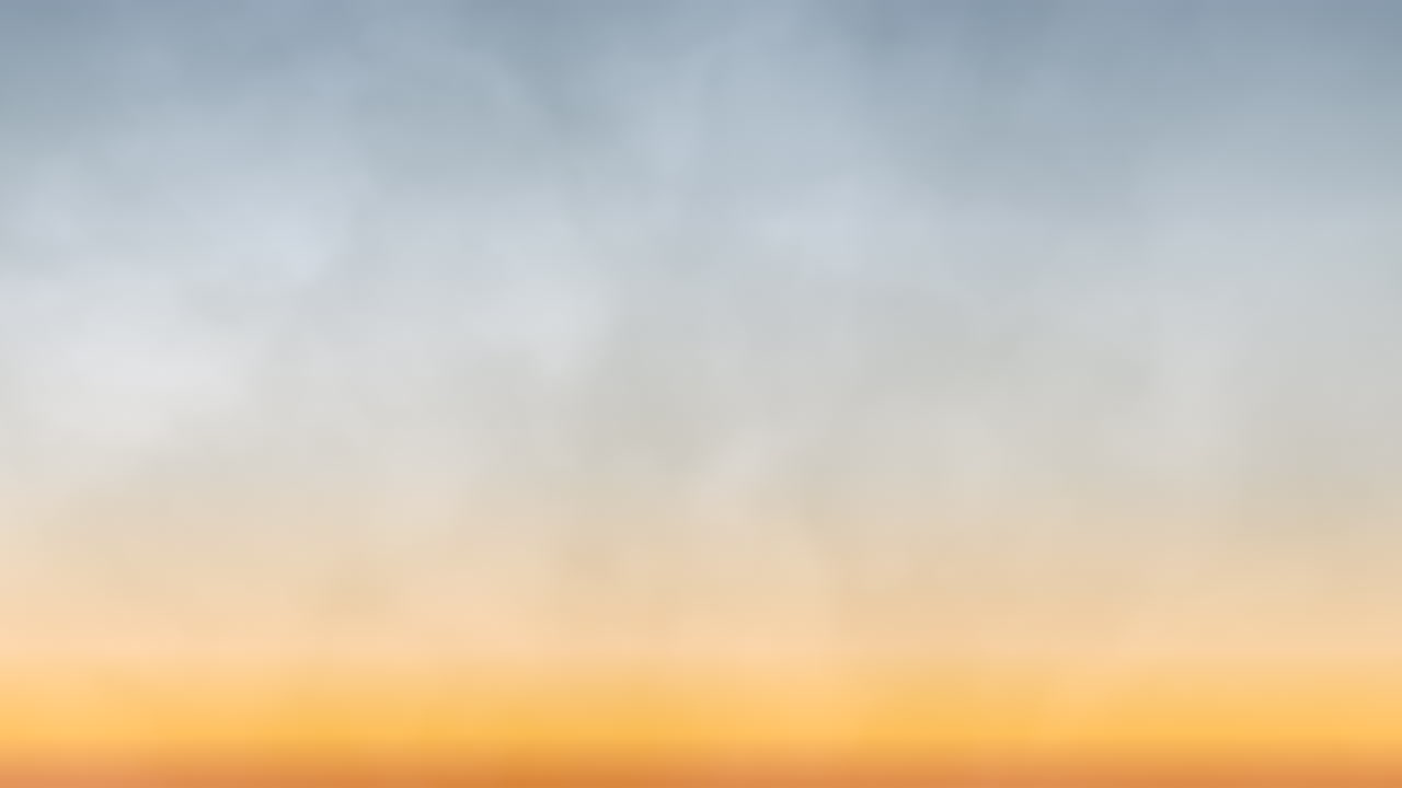 모래 해변에서 해가 지는 바다를 바라보는 실루