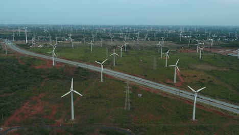 Hermosa-Vista-De-Molinos-De-Viento-O-Granja-De-Turbinas-Eólicas-En-Nagercoil,-Sur-De-La-India_-Y-Toma-En-Movimiento-De-La-Carretera