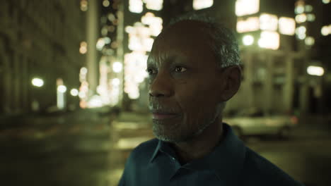 retrato de un hombre de negocios afroamericano maduro en la ciudad