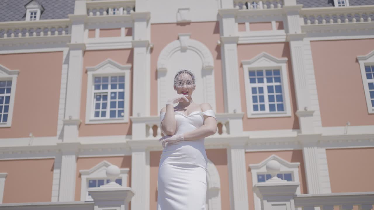 성 앞 에  드레스 를 입은 신부