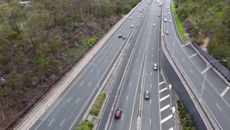 Drone-Cruzando-Una-Autopista-De-Varios-Carriles-Sobre-El-Tráfico-De-Abajo