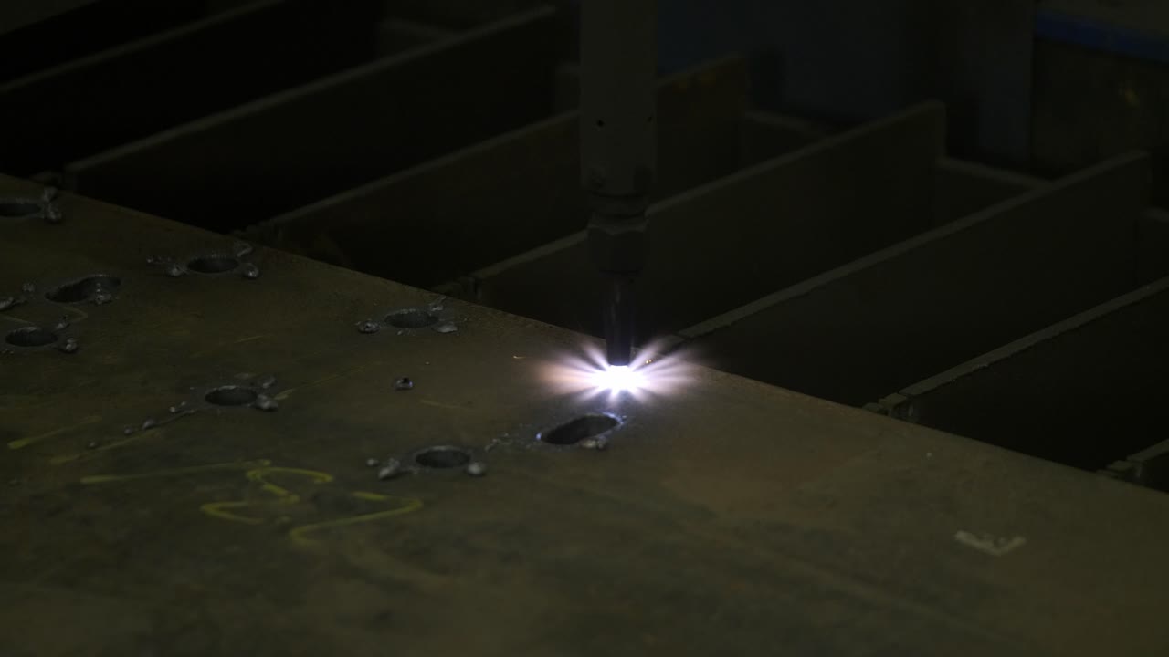 la precisión del láser se desarrolla: sea testigo del corte sin costuras de chapa metálica en este vídeo dinámico, una danza de luz y precisión