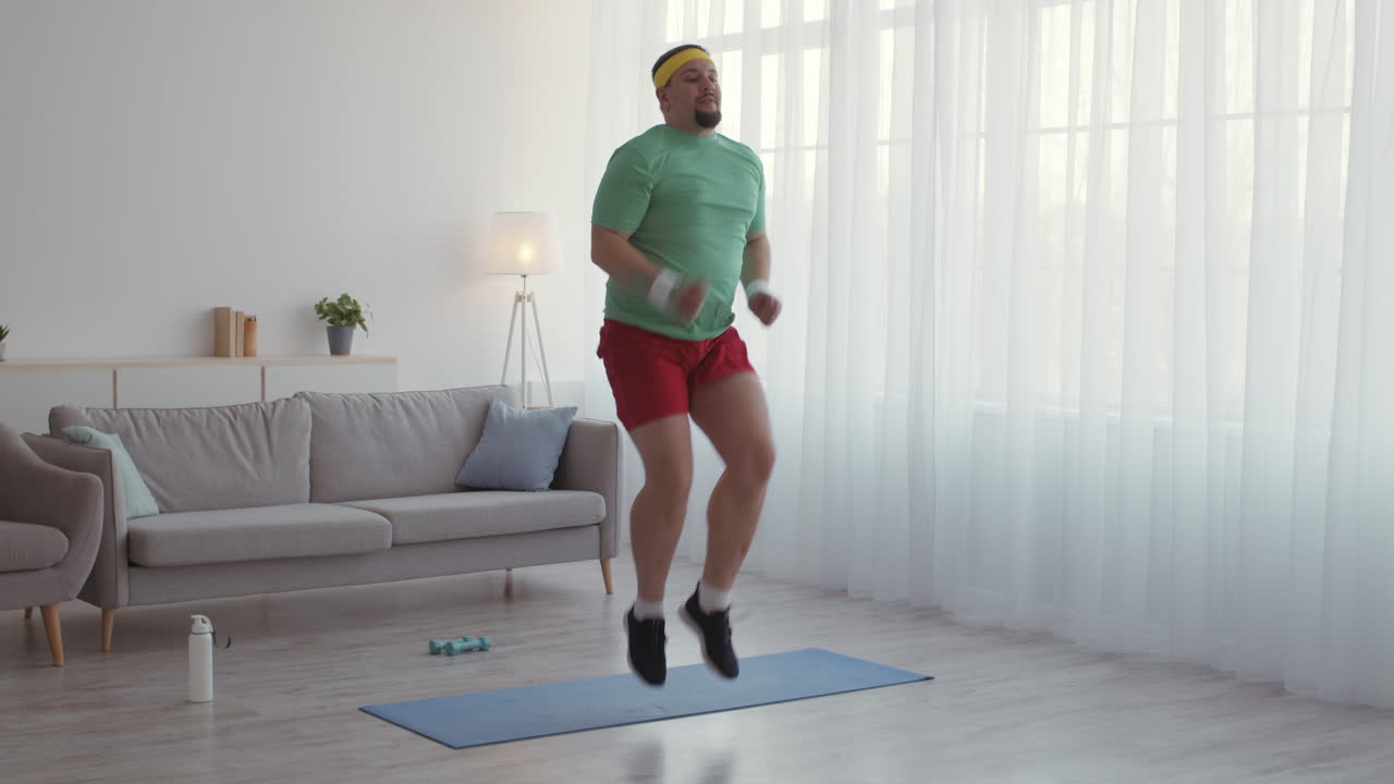 hombre haciendo saltos en casa