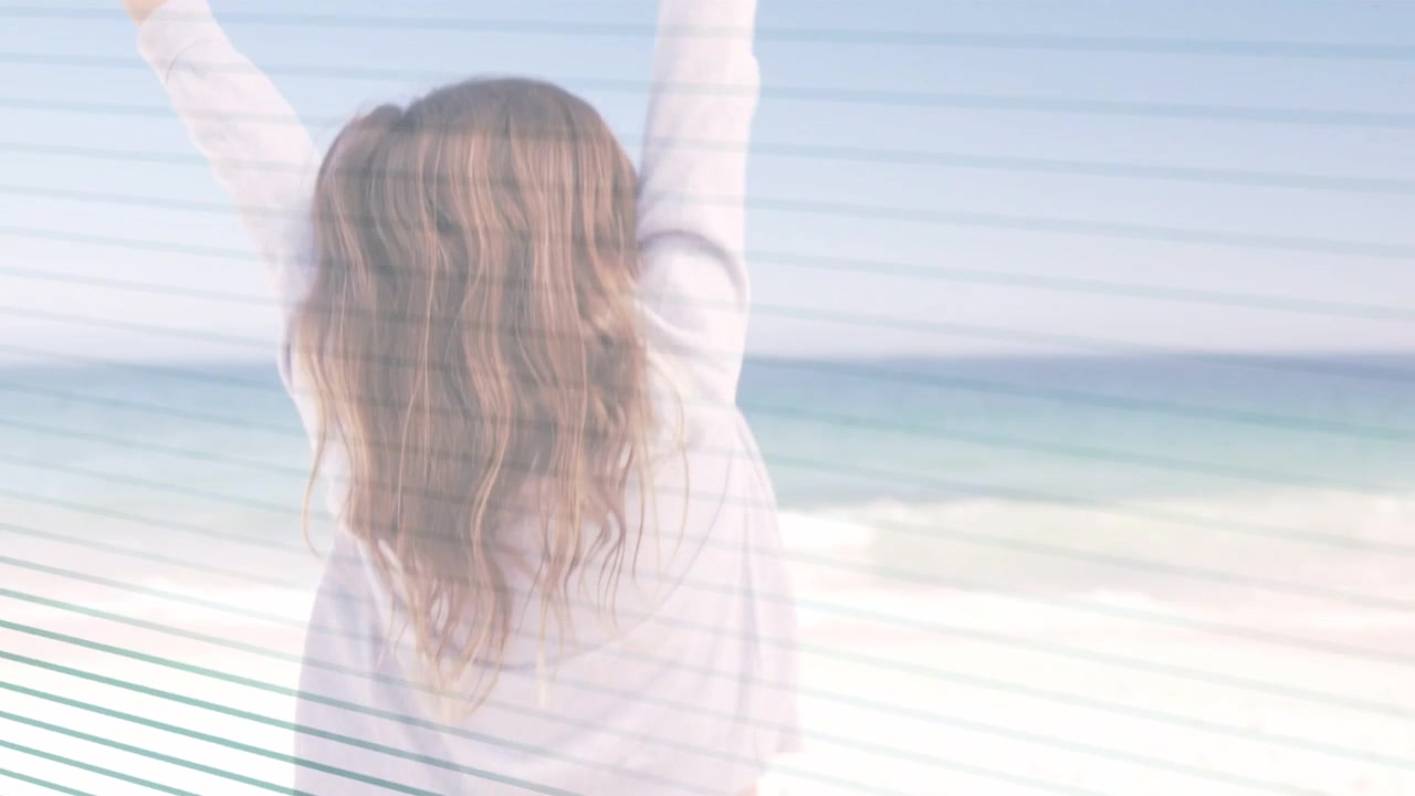 髪を持つ少女がリラックスのためにストレッチし、海を眺めている。デザイン用の緑色の帯状のオーバーレイが重ねられている。