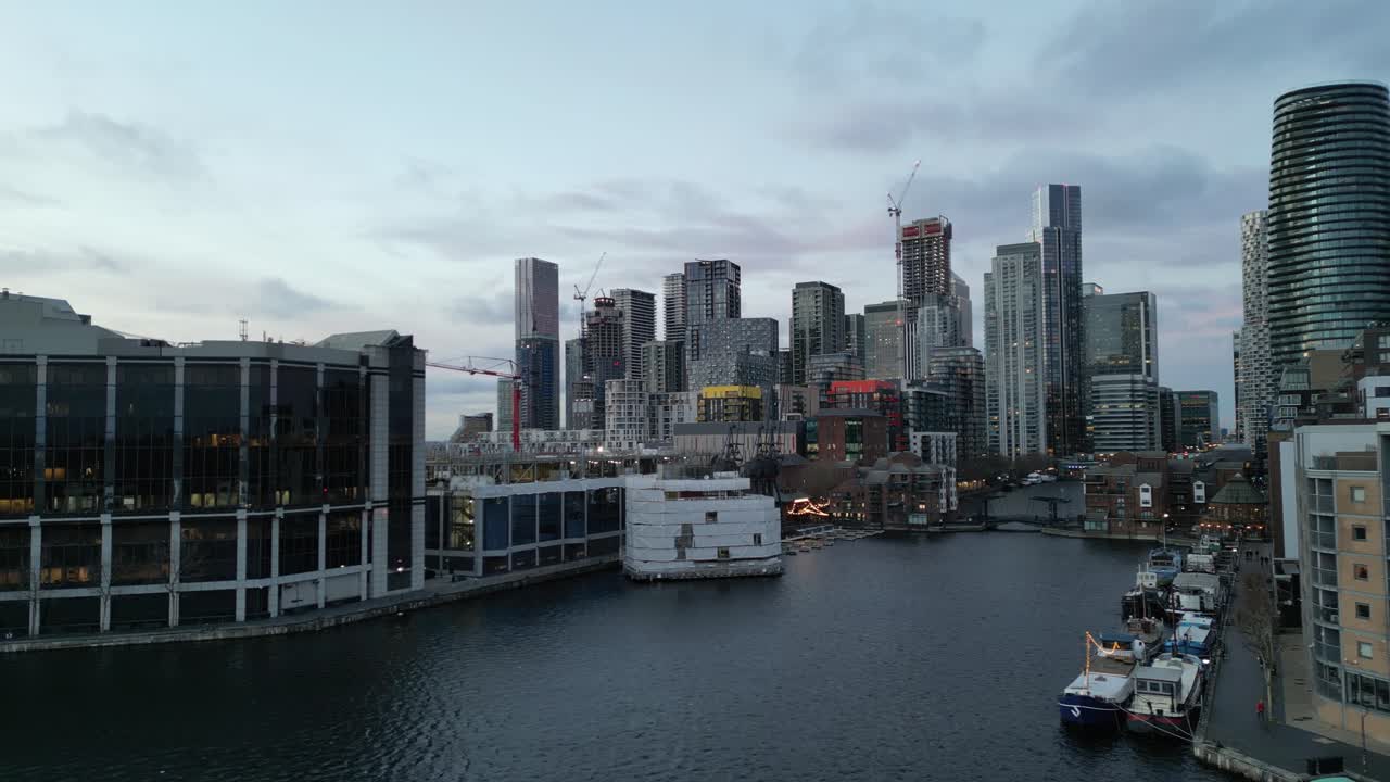 황혼 영국 런던에서 공중 낮은 패닝 샷 밀월 도크 카나리아 워프