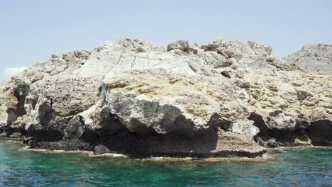 Costa-Rocosa-Del-Mar-Mediterráneo-Con-Agua-Cristalina-En-Un-Día-Soleado