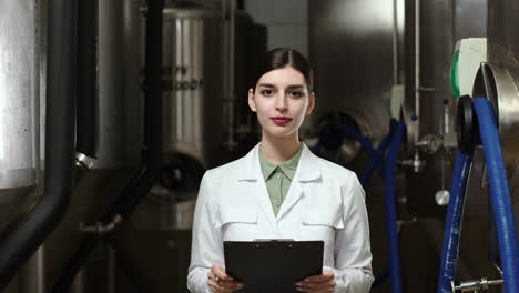 mujer con clipboard en la cervecería