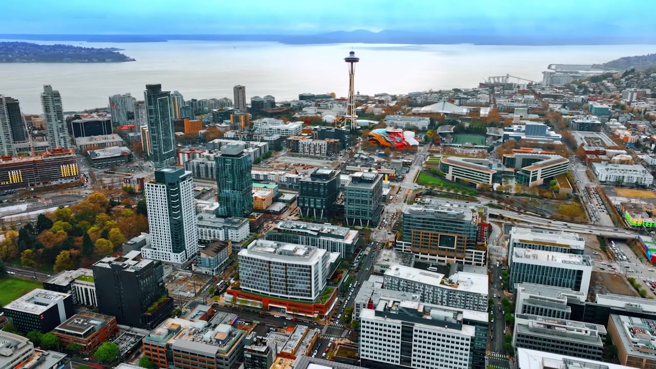 Tunnistettava Seattlen kaupunkikuva Space Needle -tornin ollessa keskellä. Ilmakuva amerikkalaisesta kaupungista päiväsaikaan.