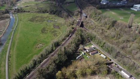 Eisenbahningenieure-Auf-Einer-Brücke,-Die-Reparaturen-In-Canterbury-Durchführt