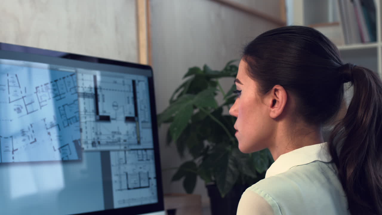 mujer que trabaja en el hogar, oficina, planos arquitectónicos