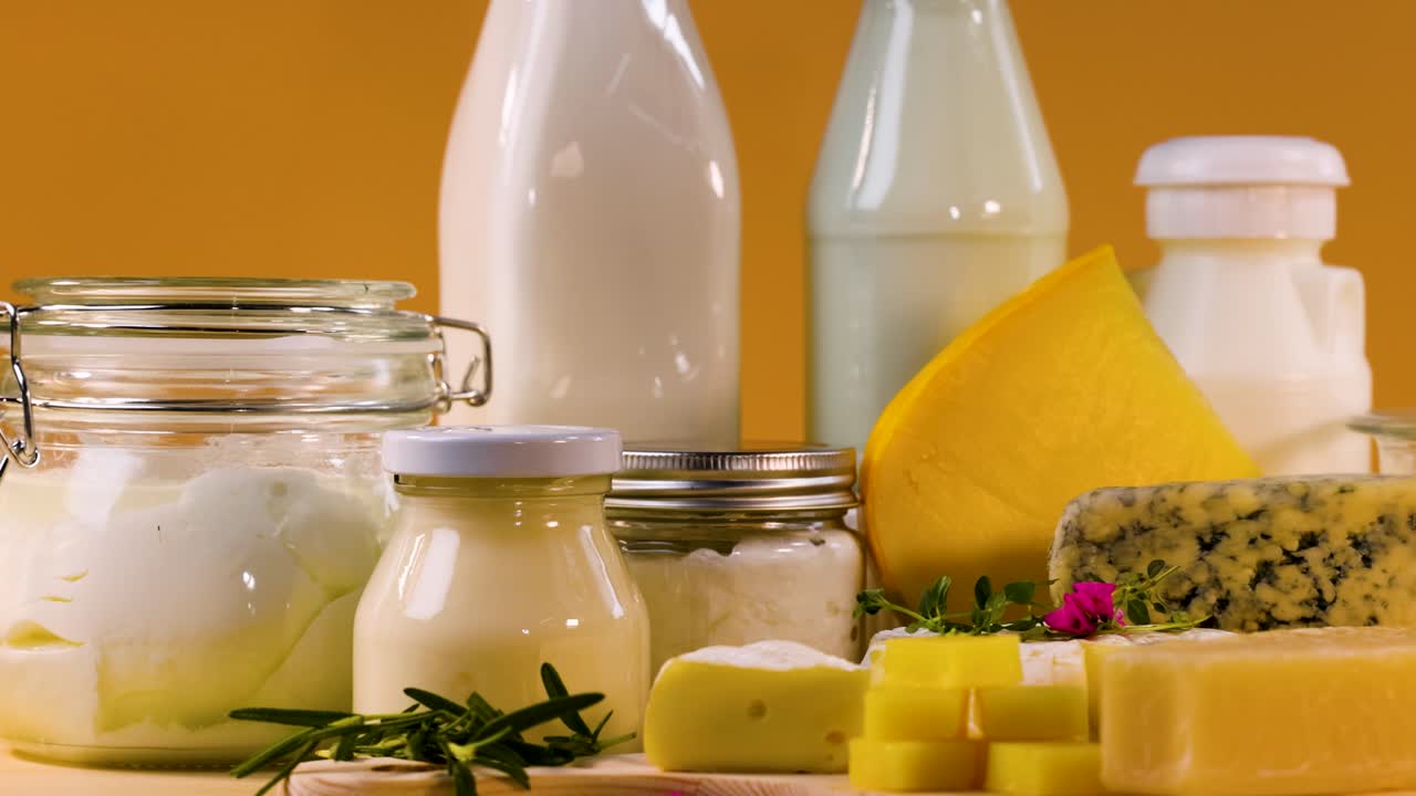 테이블 에 배열 된 여러 가지 유제품