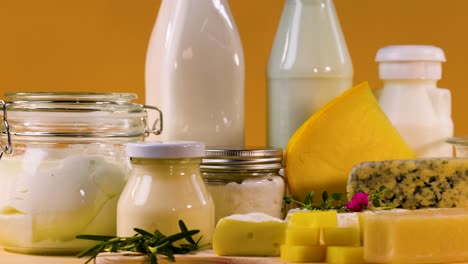varios productos lácteos dispuestos en una mesa