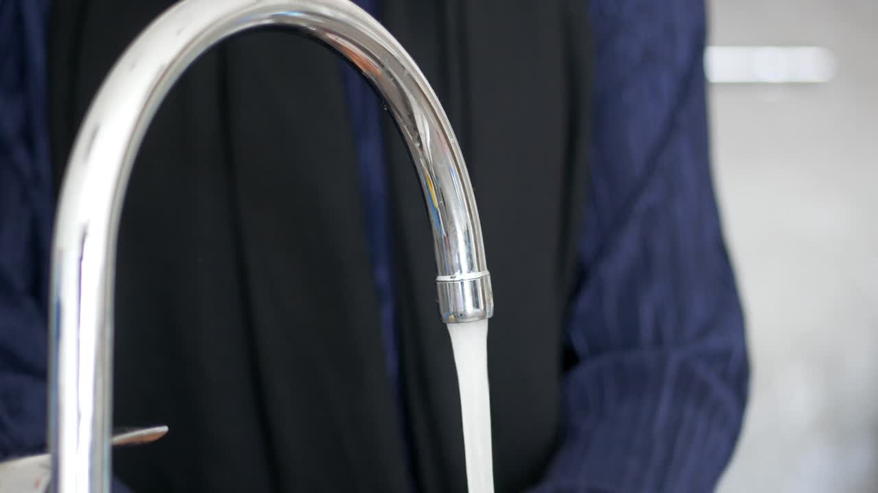 lavarse las manos bajo el grifo