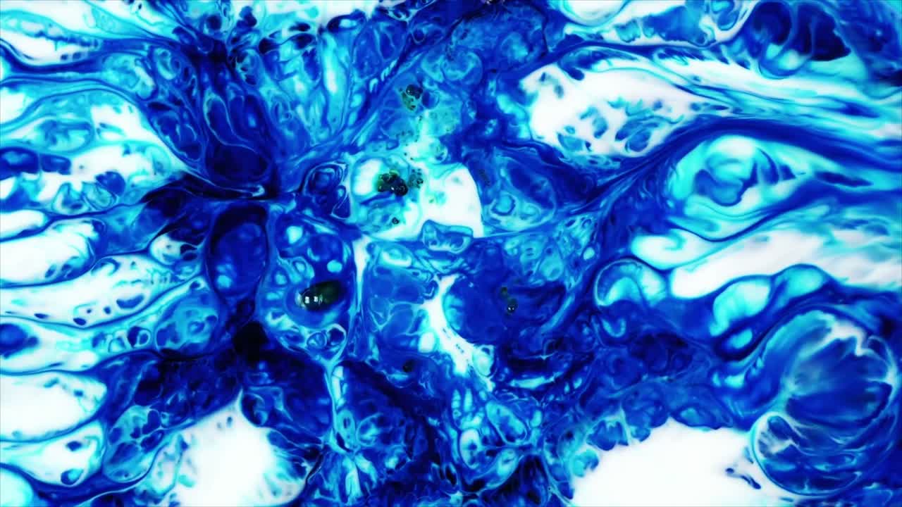 Sfondo Astratto con Inchiostro Blu e Bianco in Movimento Liquido Vorticoso