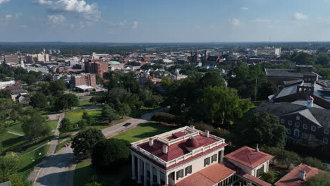 panorámica lenta de derecha a izquierda sobre coleman hill en macon, georgia, con vistas al centro de macon