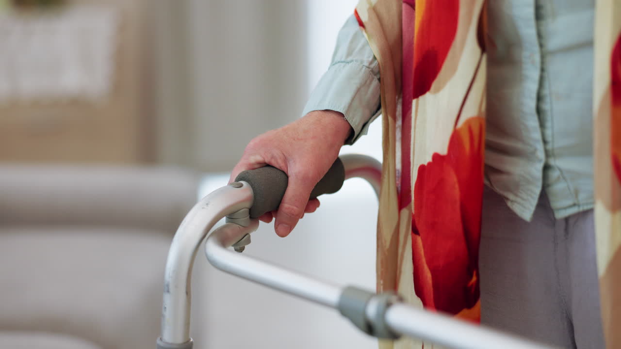 mujer anciana, manos y ayuda para caminar