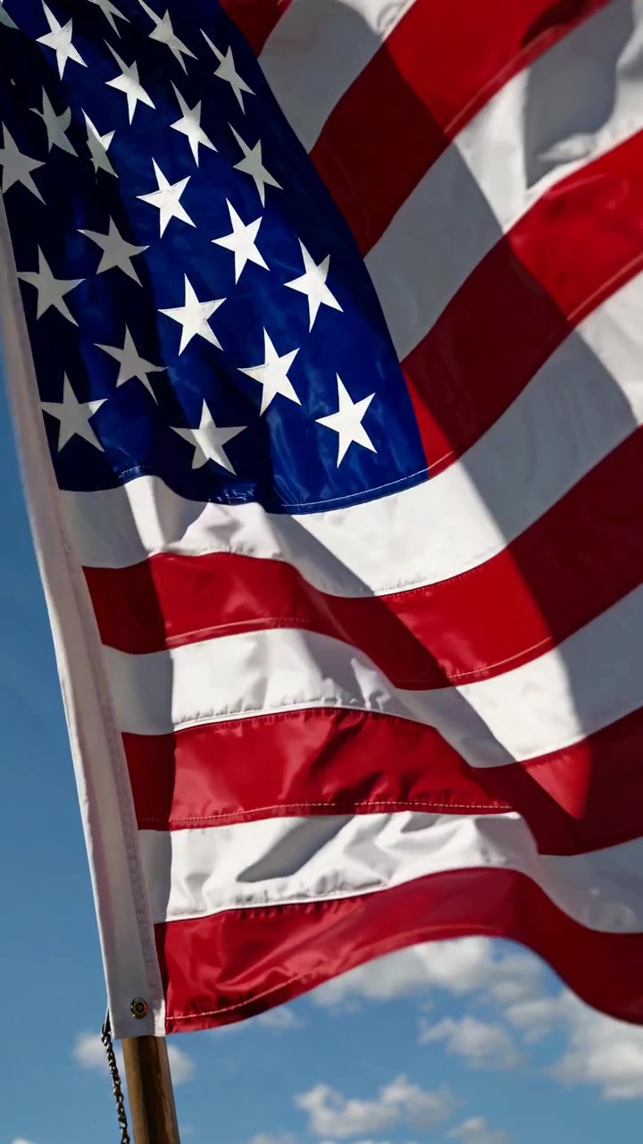 Bandiera americana che sventola su un cielo azzurro e limpido