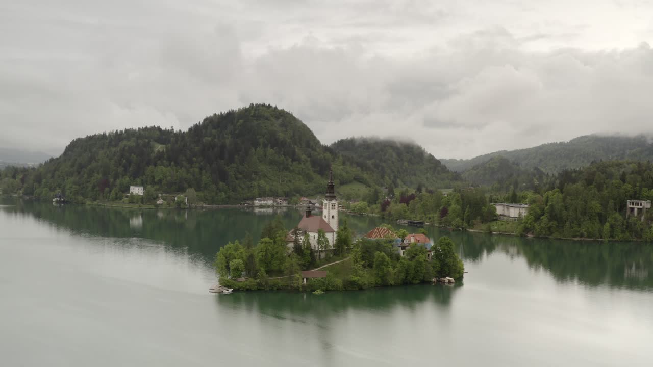 Isola del Lago di Bled con chiesa in una giornata nuvolosa