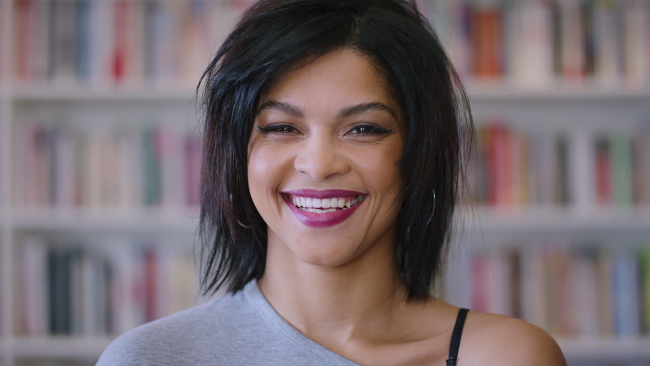 aprendizaje, libros y rostro de la mujer en la biblioteca