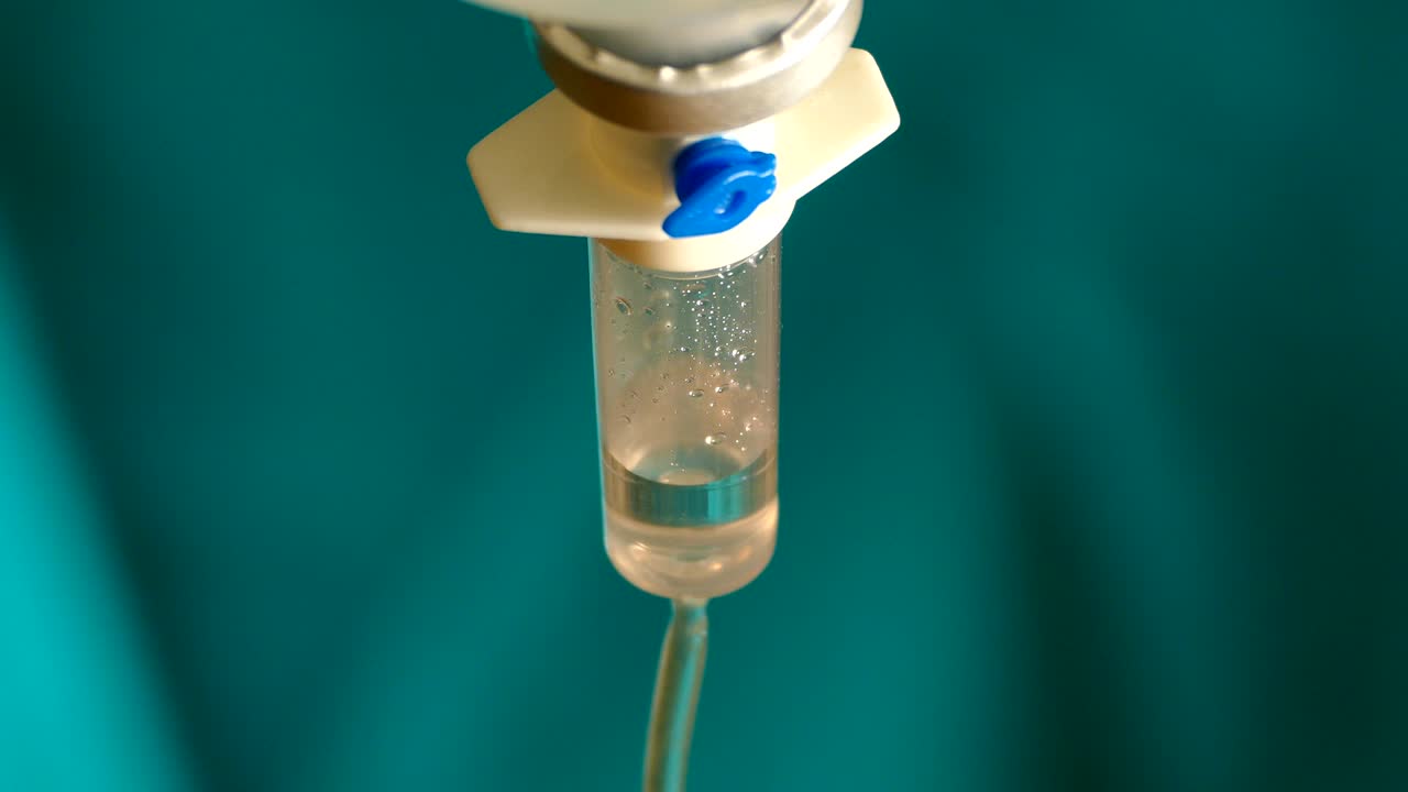 procedimiento médico de goteo de solución salina intravenosa (bucle)