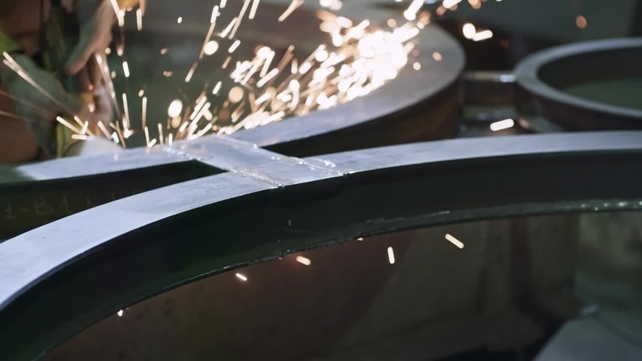 금속 부품을 는 노동자의 손