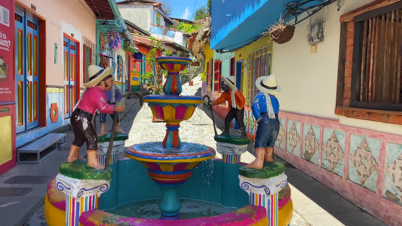 Fontana colorata e pittoresca in una strada tradizionale del villaggio colombiano di Guatapé