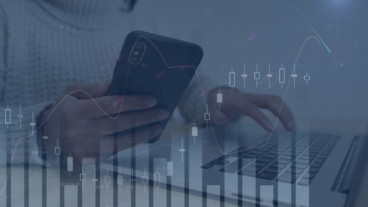 animación de datos financieros y gráficos sobre las manos de mujeres biraciales usando teléfonos inteligentes y computadoras portátiles