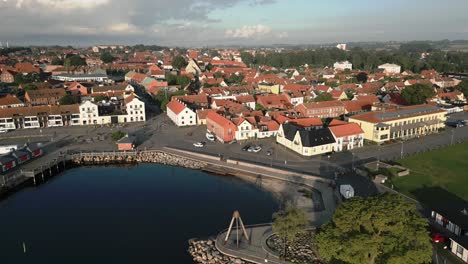 Older-houses-in-coastal-town-of-Simrishamn,-Sweden