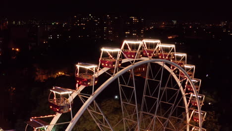 Spätabends-Herausziehen-Schuss-Des-Riesenrads-Im-Odessa-Vergnügungspark-Ukraine