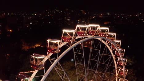 오데사 놀이 공원 (우크라이나) 에 있는 페리스  (ferris wheel) 의 장면.