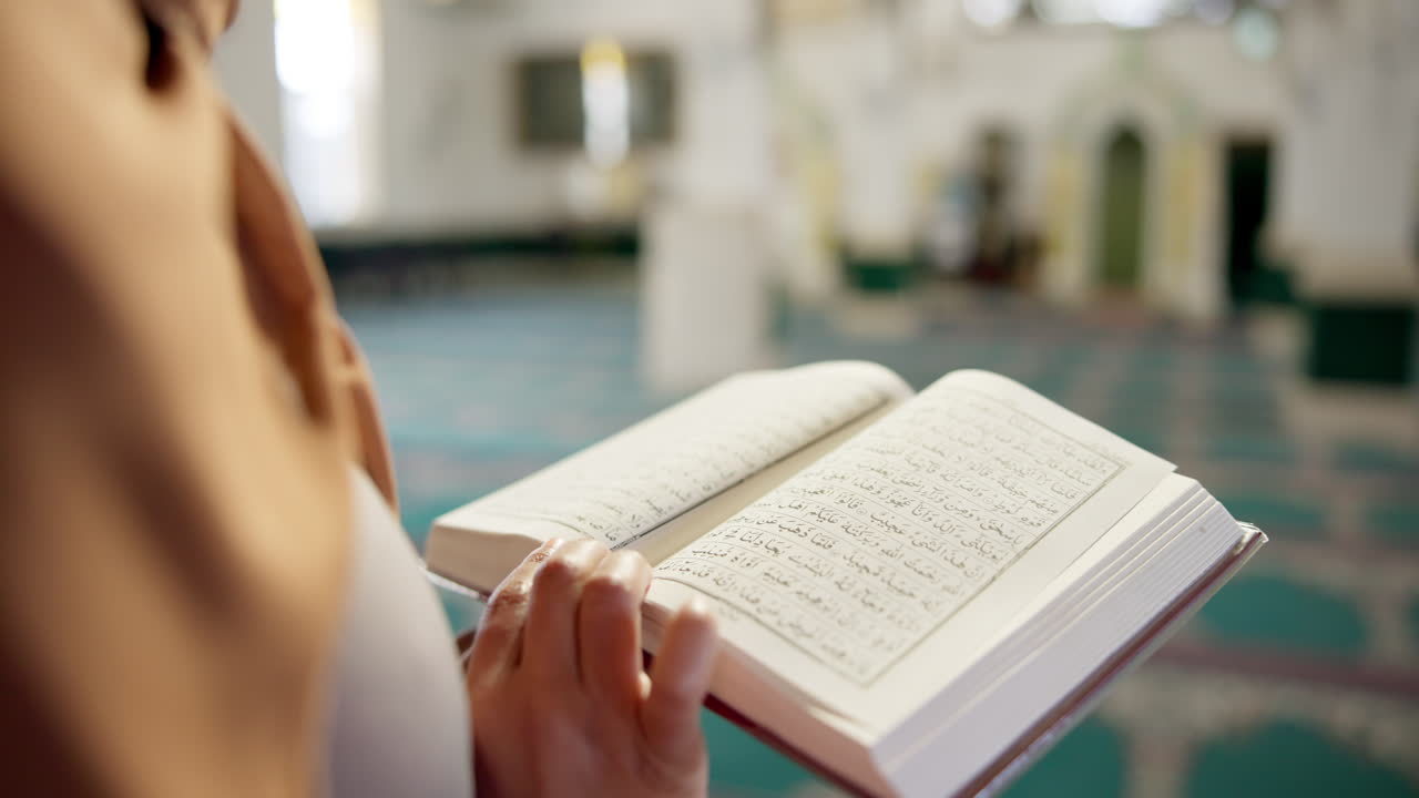 Donna che legge il Corano in una moschea.