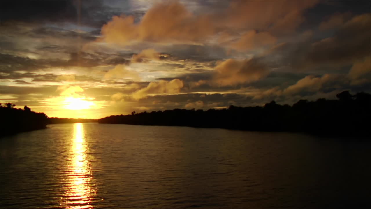 una magnífica puesta de sol a lo largo del río amazonas en brasil