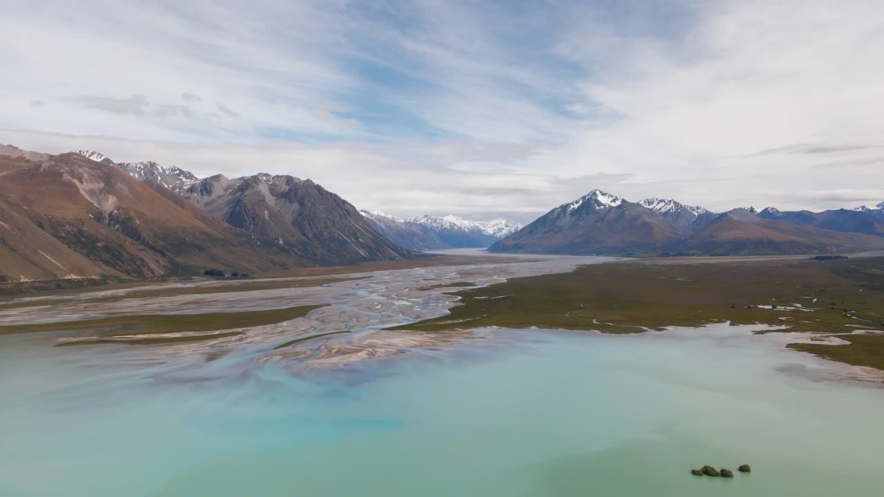 paisaje alpino con agua de lago turquesa debajo