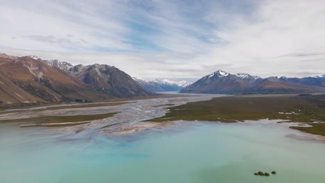 Paisaje-Alpino-Con-Agua-De-Lago-Turquesa-Debajo