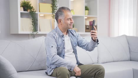 un hombre enamorado en una videollamada por teléfono.